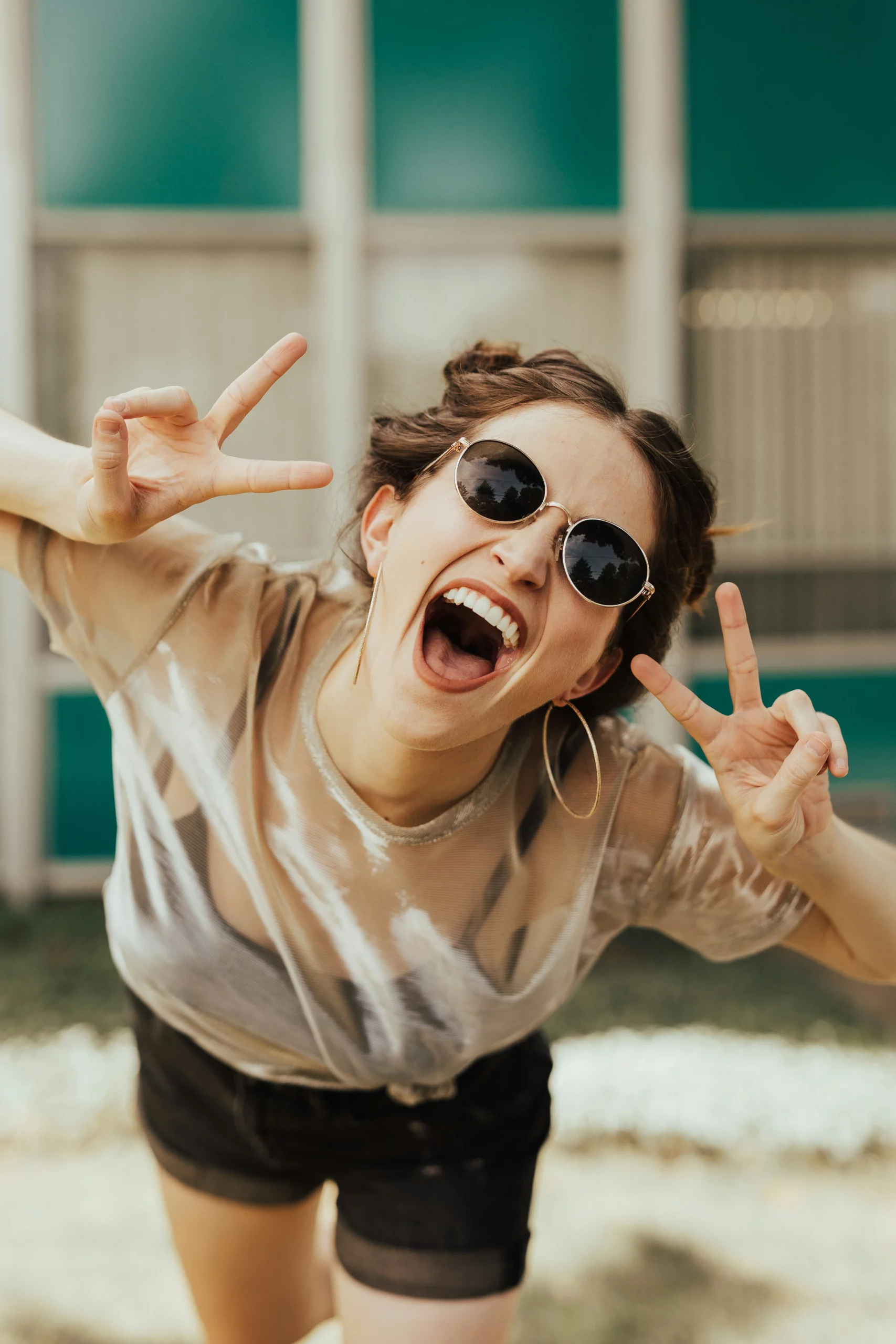 Femme souriante illustrant la prise de conscience de la dépendance affective et le chemin vers une relation plus équilibrée.