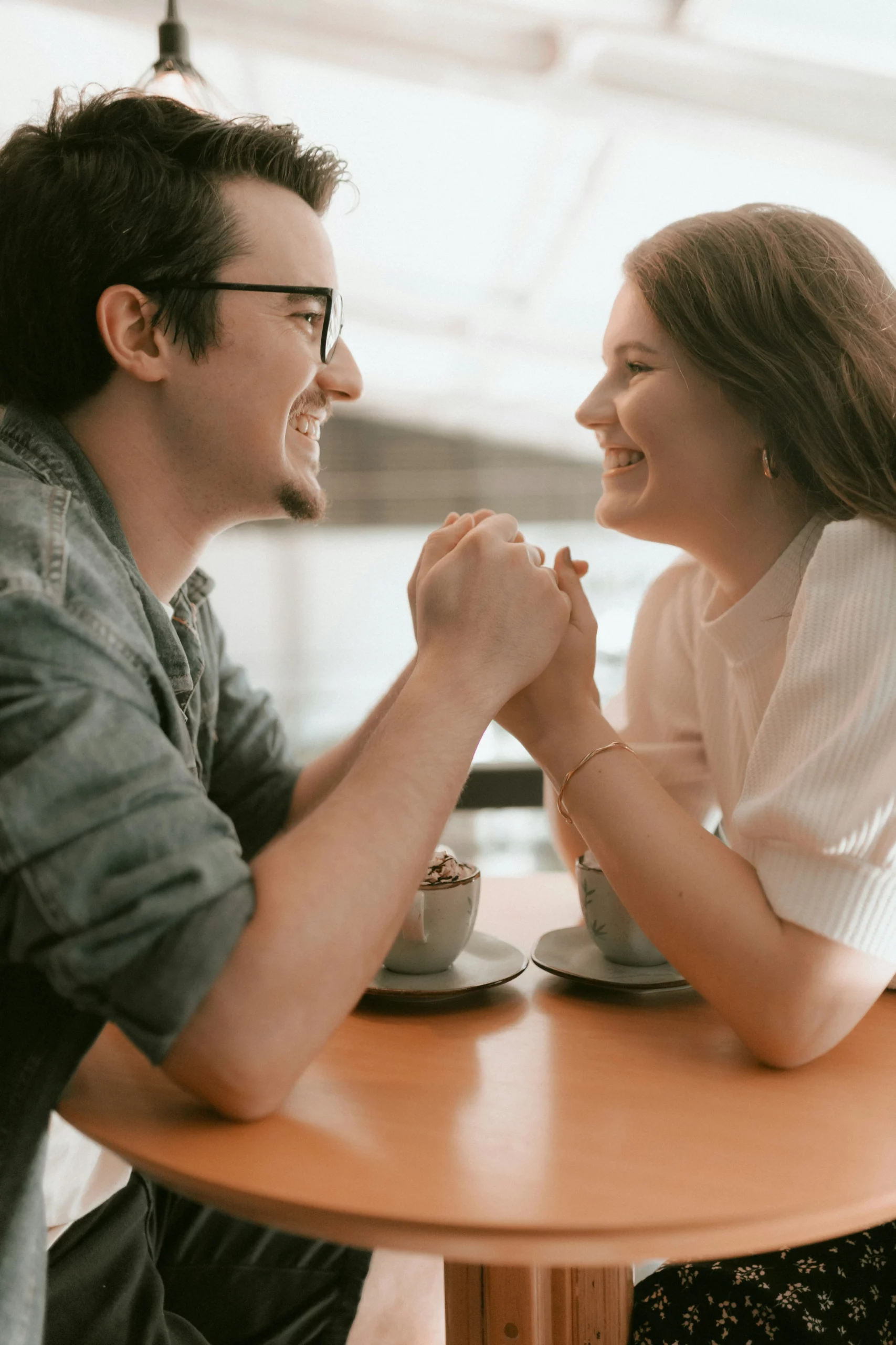 Couple échangeant calmement pour apaiser sa communication